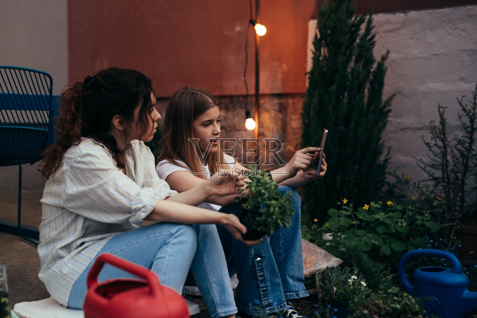 母女俩在一起享受时光照片摄影图片