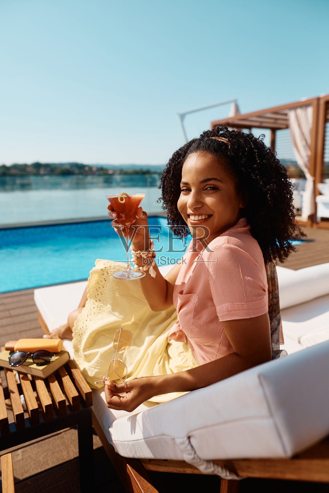 为夏天干杯!照片摄影图片