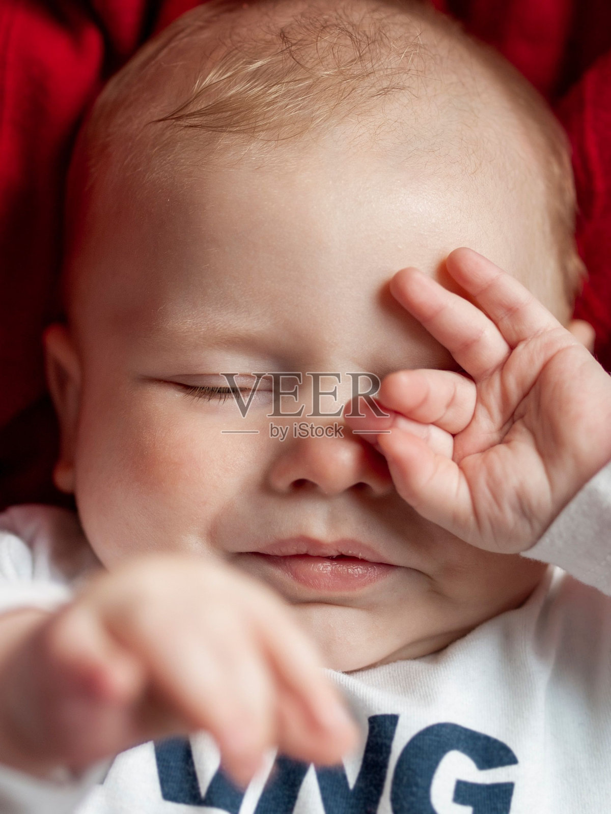 昏昏欲睡的可爱男婴照片摄影图片