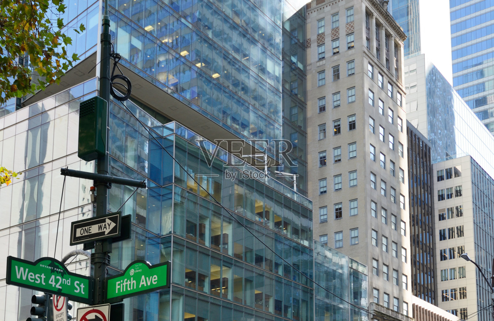 第五大道42号的路标。照片摄影图片