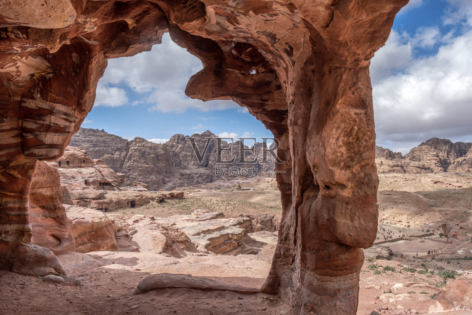 佩特拉山谷从一个古老的洞穴照片摄影图片