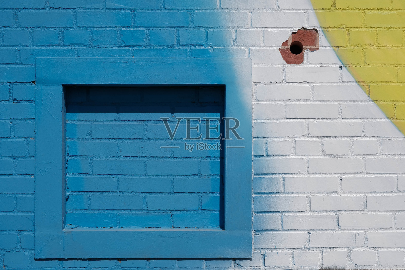 在北卡罗来纳州夏洛特,生动的绘画砖墙和木框架照片摄影图片