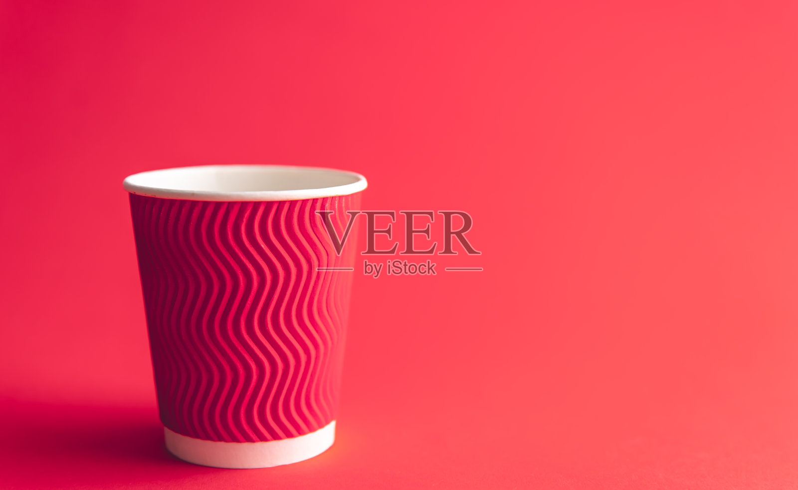 一次性纸杯新潮颜色Viva品红色。照片摄影图片