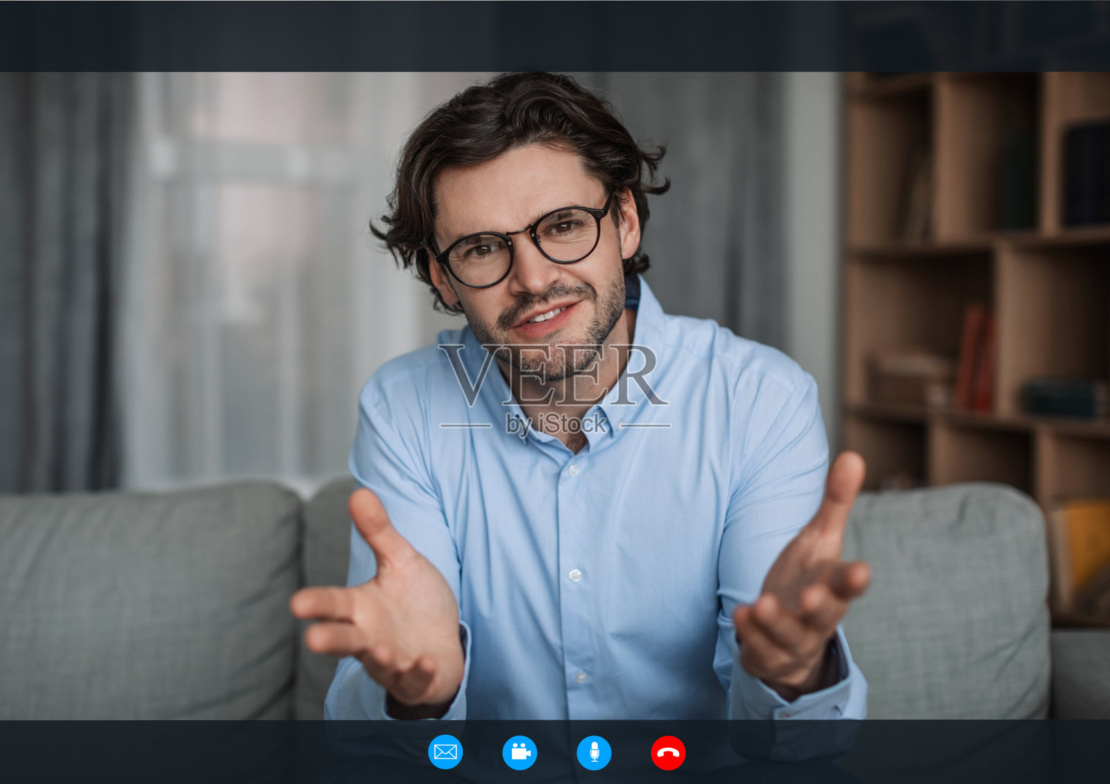 友好自信的年轻欧洲人医生心理学家手势与他的手照片摄影图片