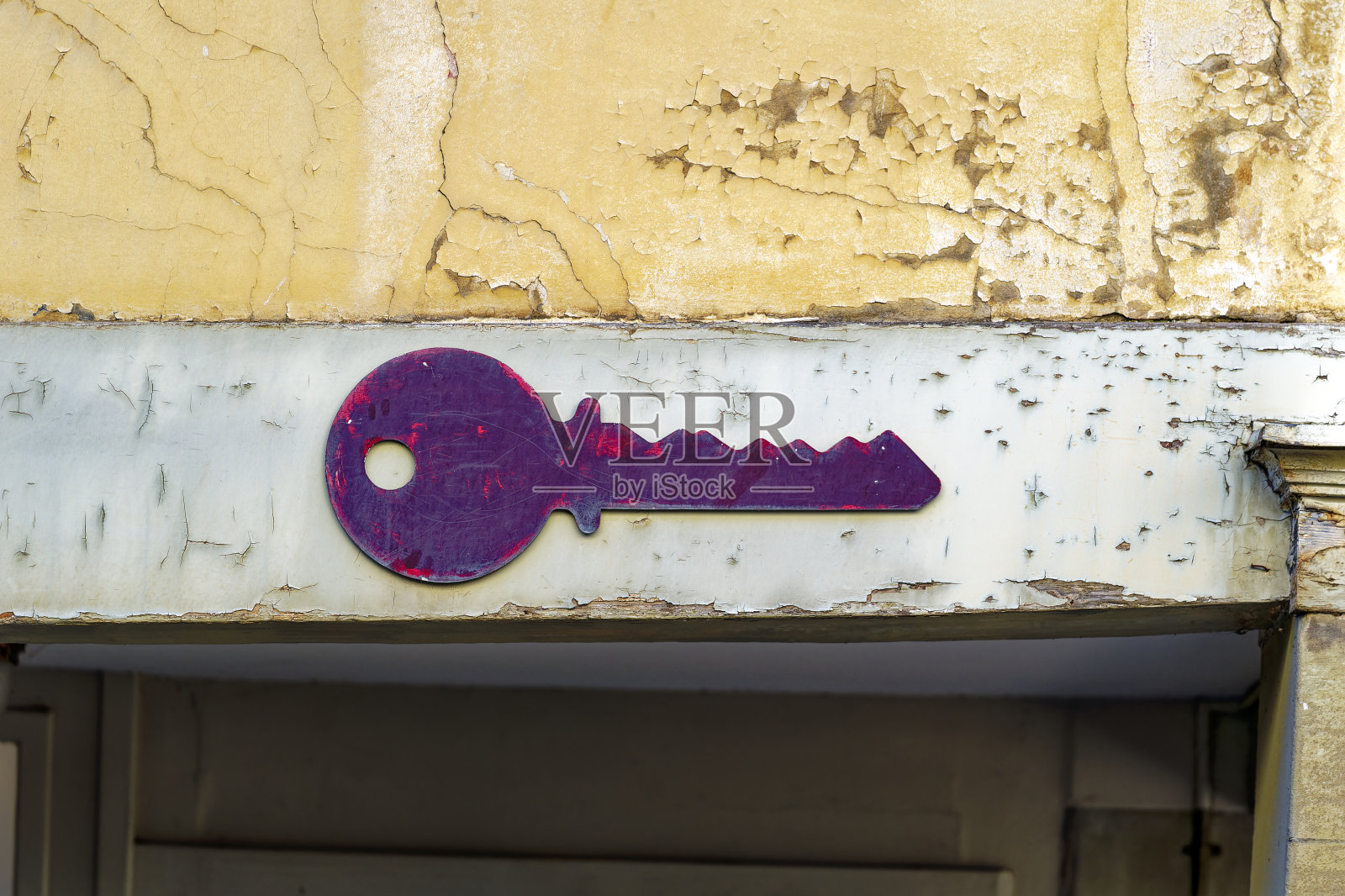 在一个阳光明媚的冬日,瑞士伯尔尼老城风化的立面上生锈的铁标志。照片摄影图片