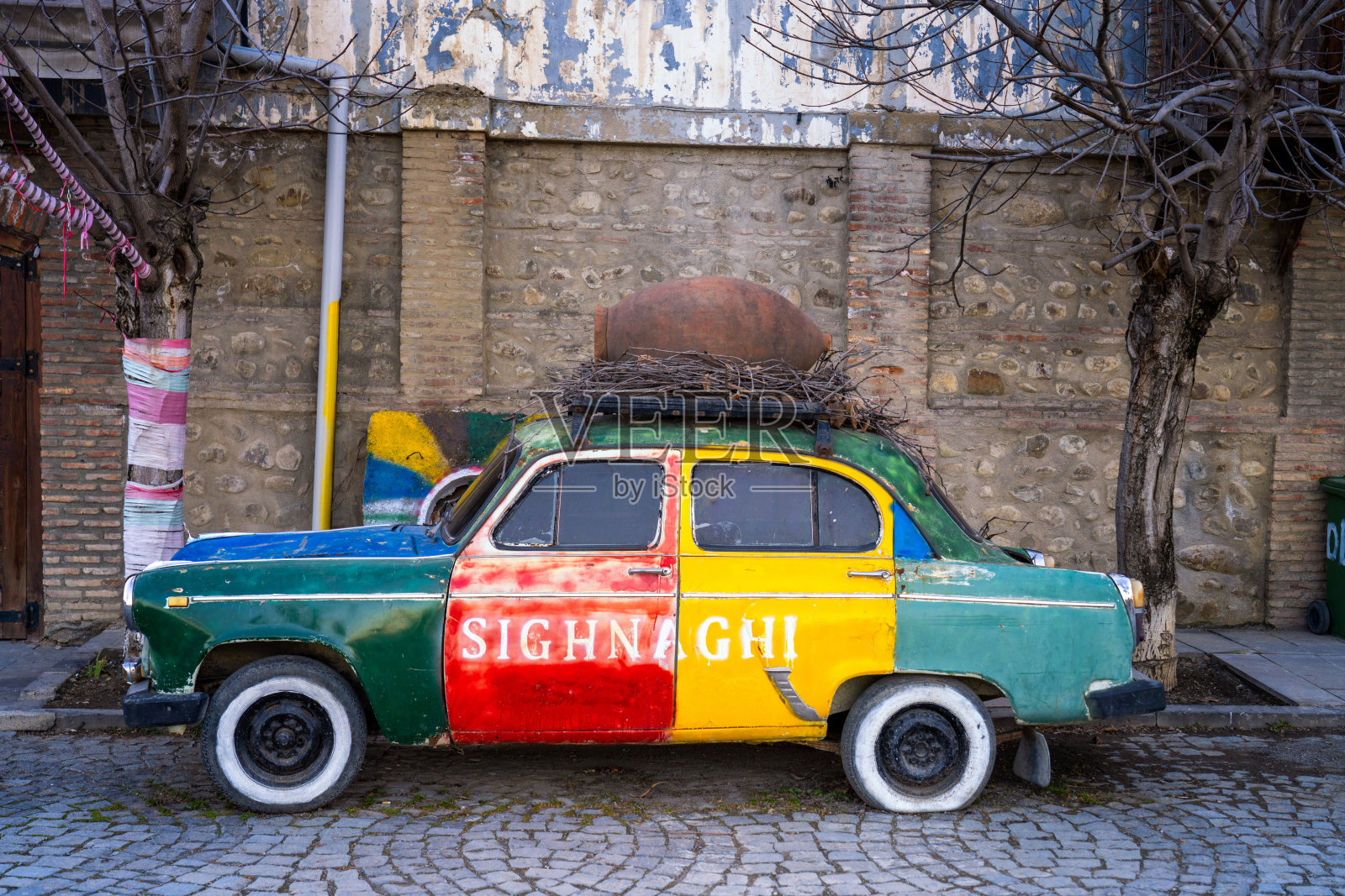 彩色汽车与屋顶上的qvevri在Signagi。乔治亚州照片摄影图片