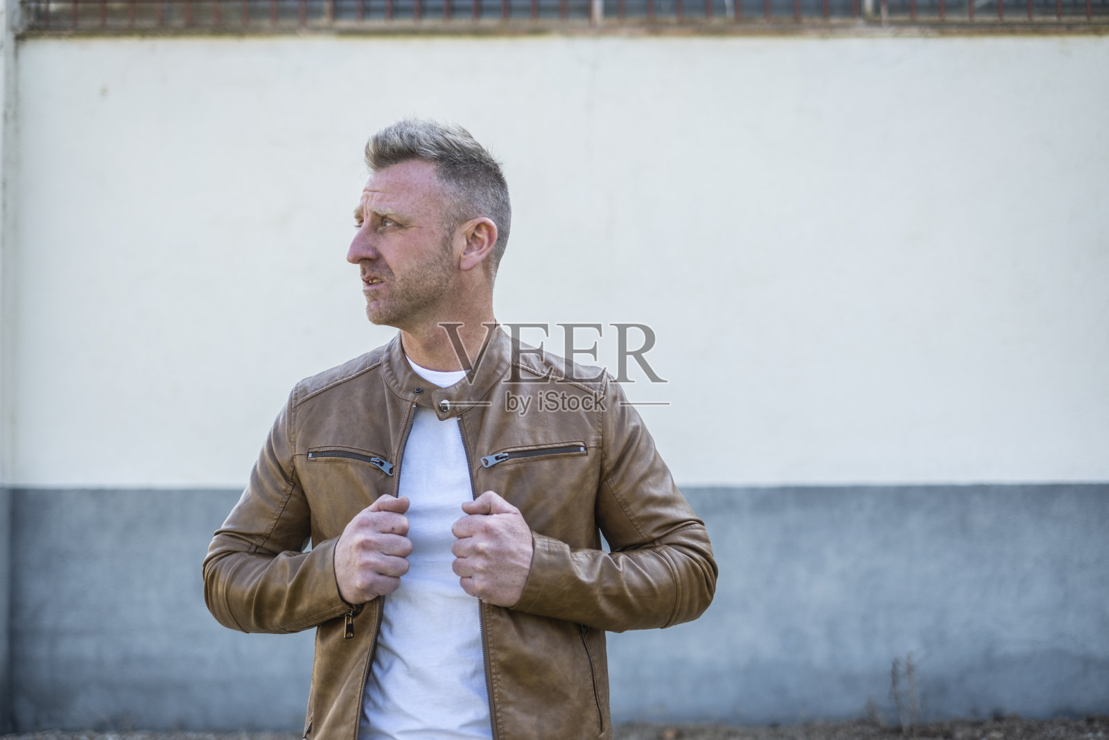 穿棕色夹克的男人照片摄影图片