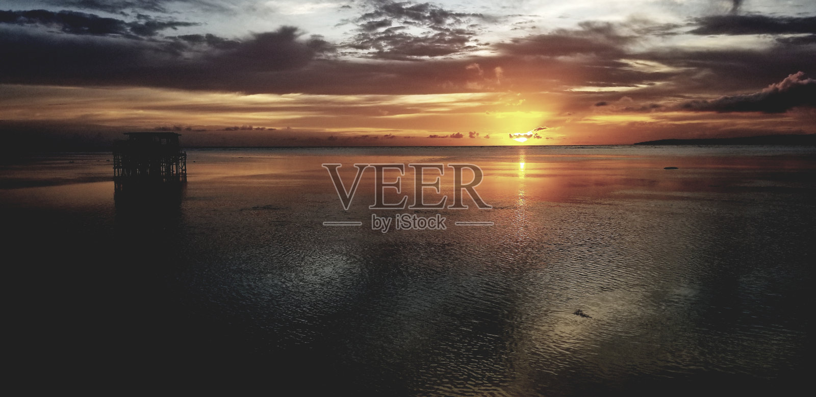 比亚克岛南部的索里多海滩上美丽的日落照片摄影图片