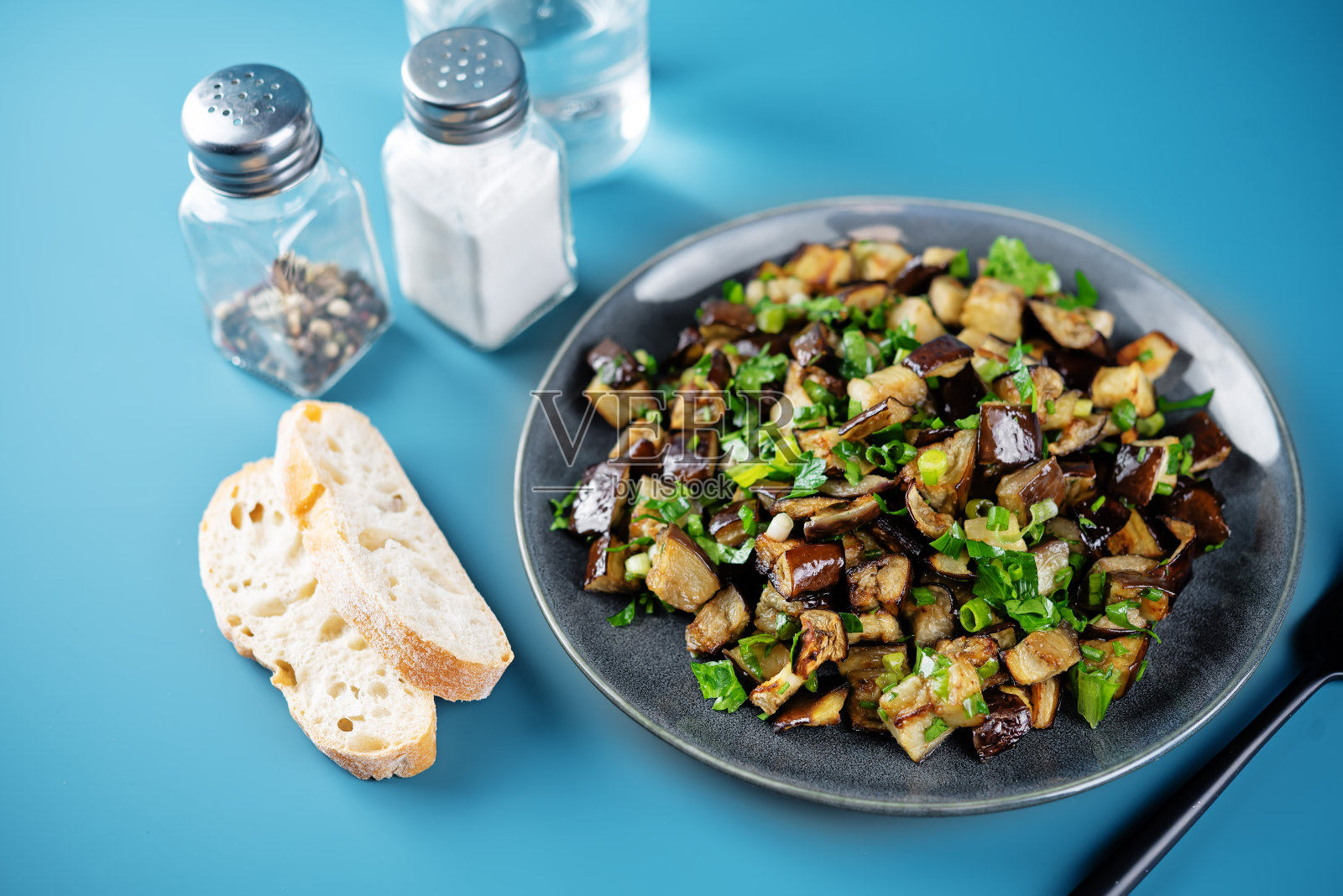 大蒜香草烤茄子照片摄影图片