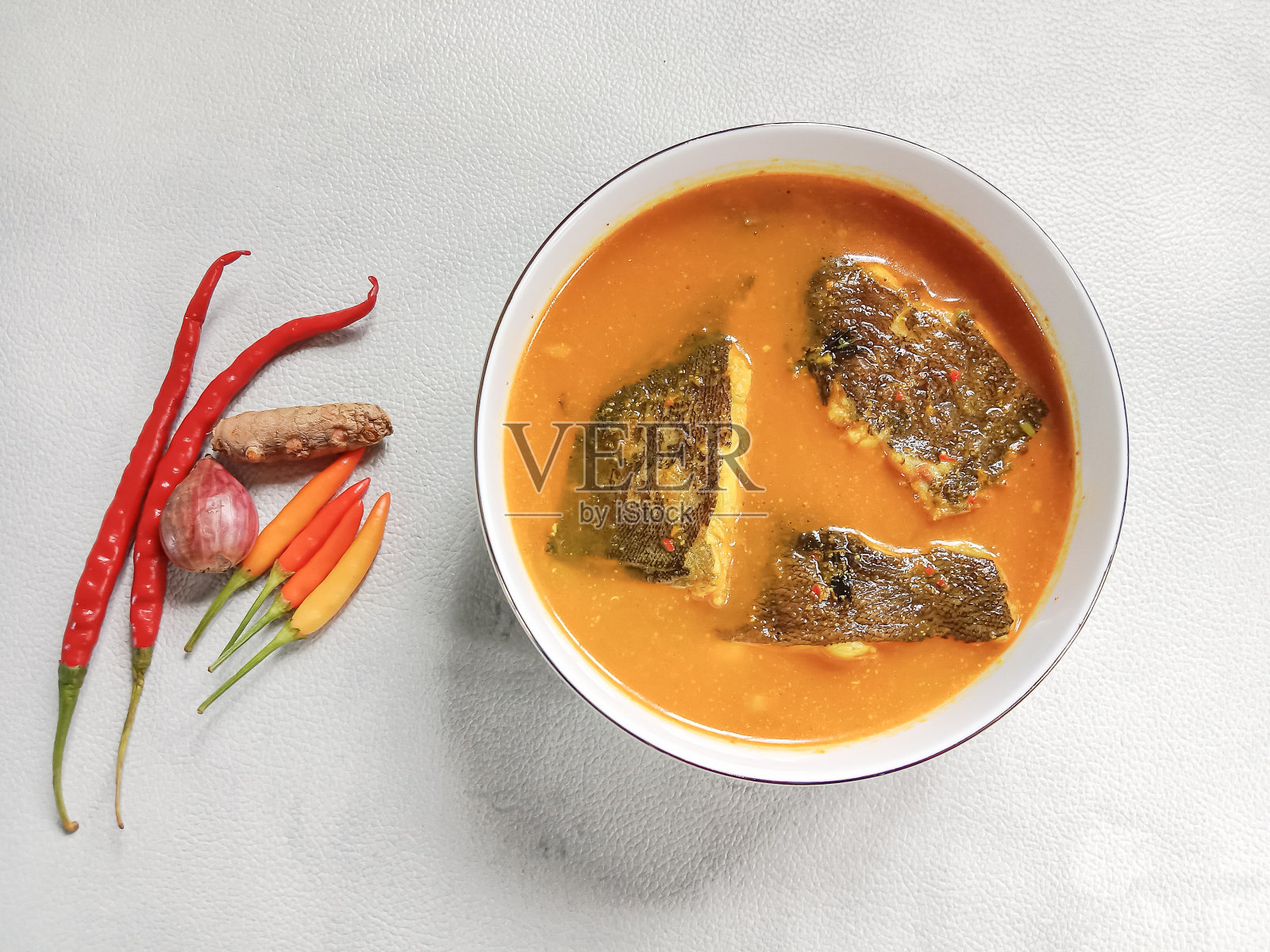 干干或干干库宁或黄辣鱼汤,是勿里洞的典型食物。照片摄影图片