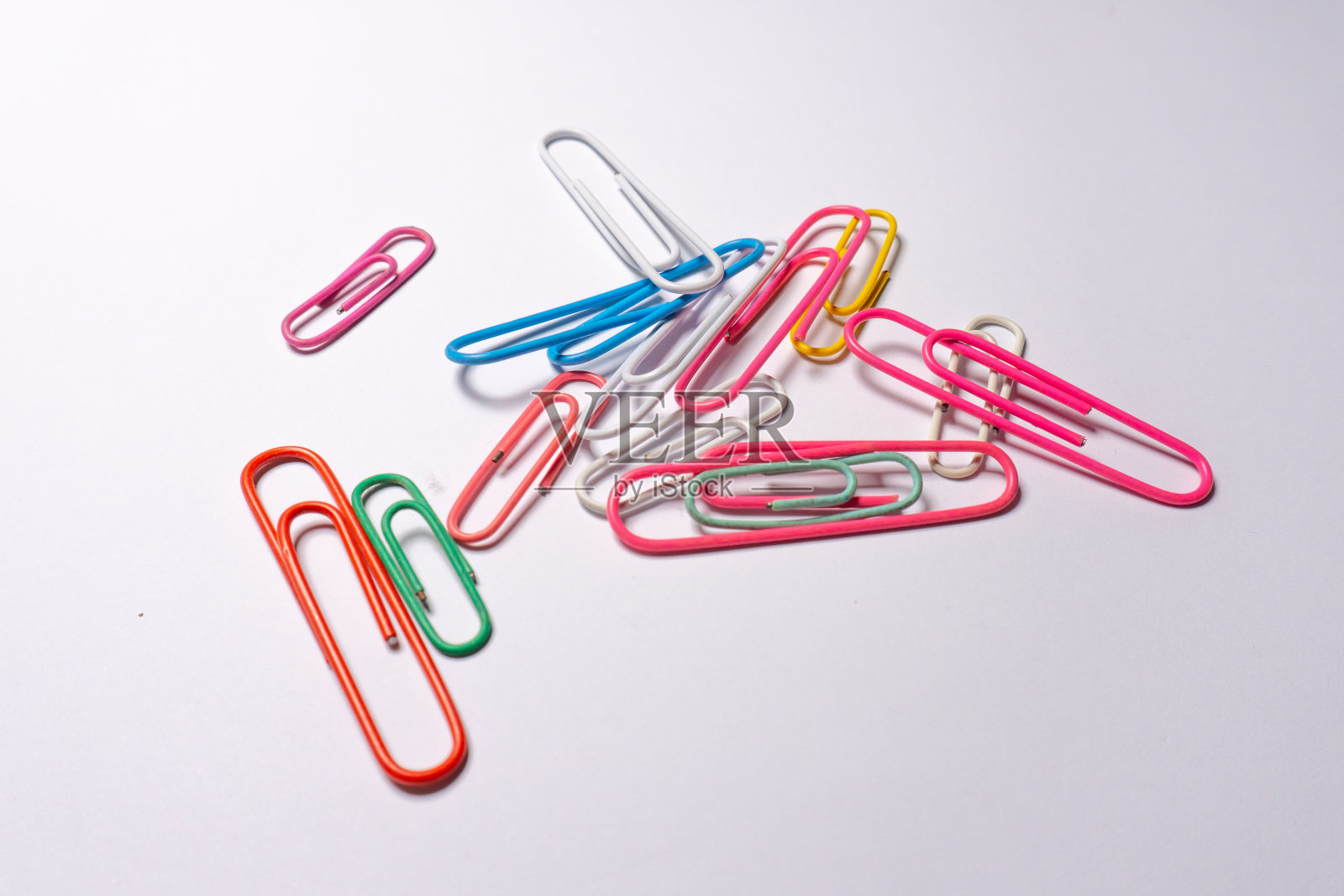 不同大小的彩色回形针照片摄影图片
