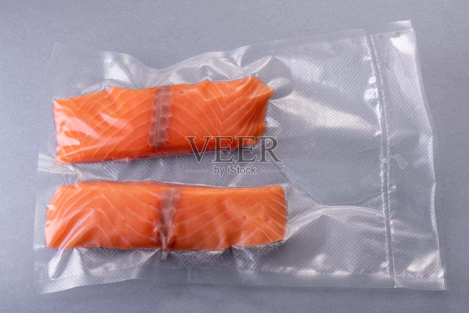 真空包装三文鱼片照片摄影图片