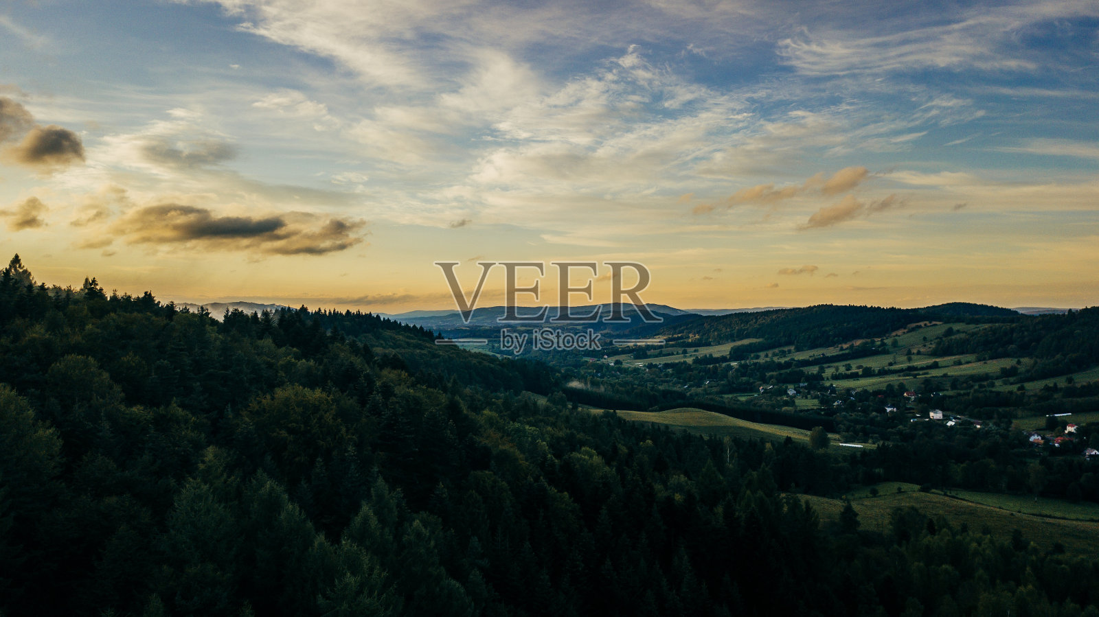 傍晚日落时分,美丽的山景。波兰的Bieszczady山脉。照片摄影图片