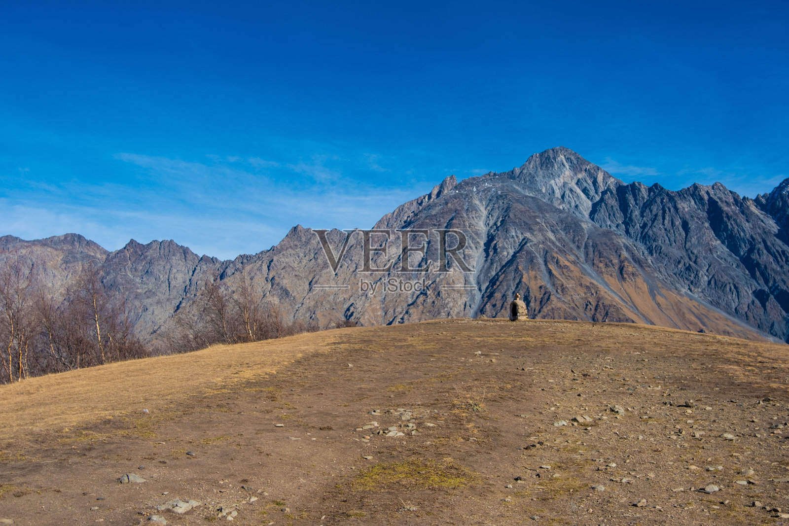 格鲁吉亚国家,卡兹贝吉,美丽的自然山脉全景,在卡兹贝吉国家公园欣赏令人惊叹的高加索山峰和草地。照片摄影图片