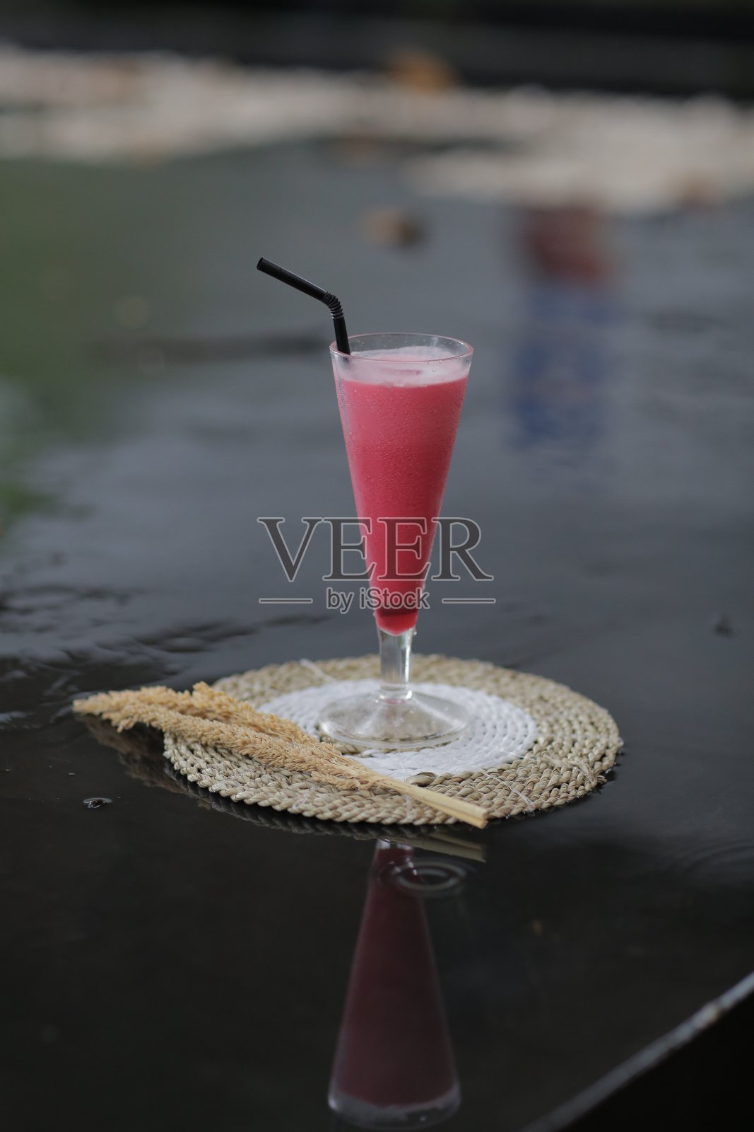 草莓饮料加冰淇淋照片摄影图片