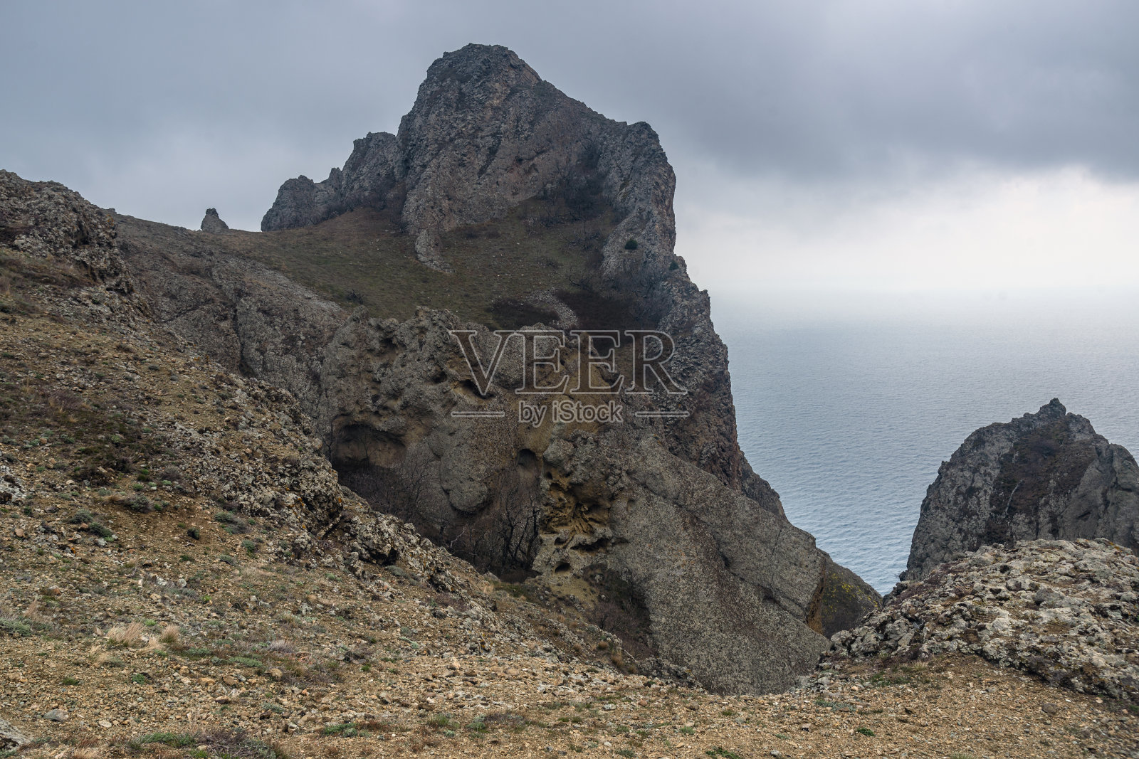 卡拉达格保护区春天的风景。卡拉加奇山脊的岩石。克里米亚照片摄影图片
