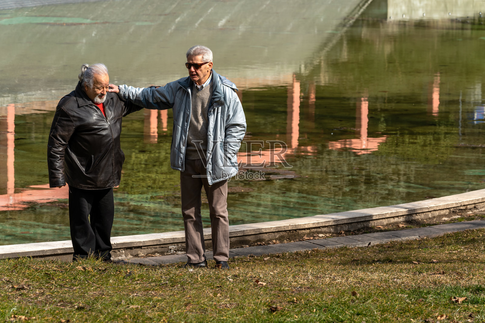 活跃的高级老朋友有一个美好的一天在公园和咖啡馆,玩黑手党。照片摄影图片