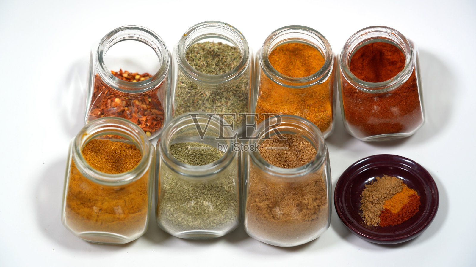 烹饪香料-孜然,辣椒粉,咖喱,姜黄,辣椒,胡椒,盐,姜是非洲摩洛哥印度菜的典型香料-厨房中的健康和幸福-地中海饮食照片摄影图片