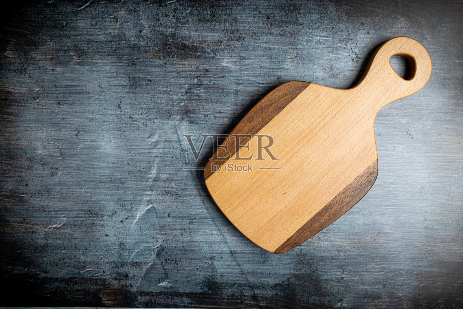 空木砧板上方深蓝色忧郁的食物背景照片摄影图片