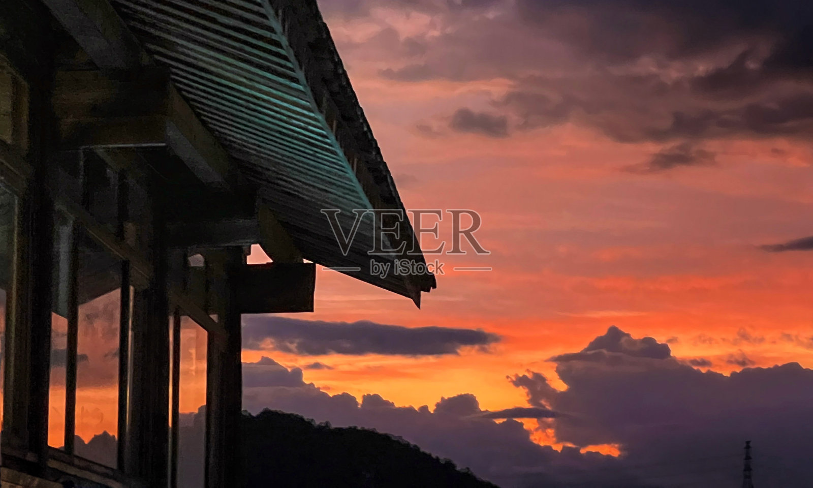 晚霞映在建筑物的玻璃上照片摄影图片