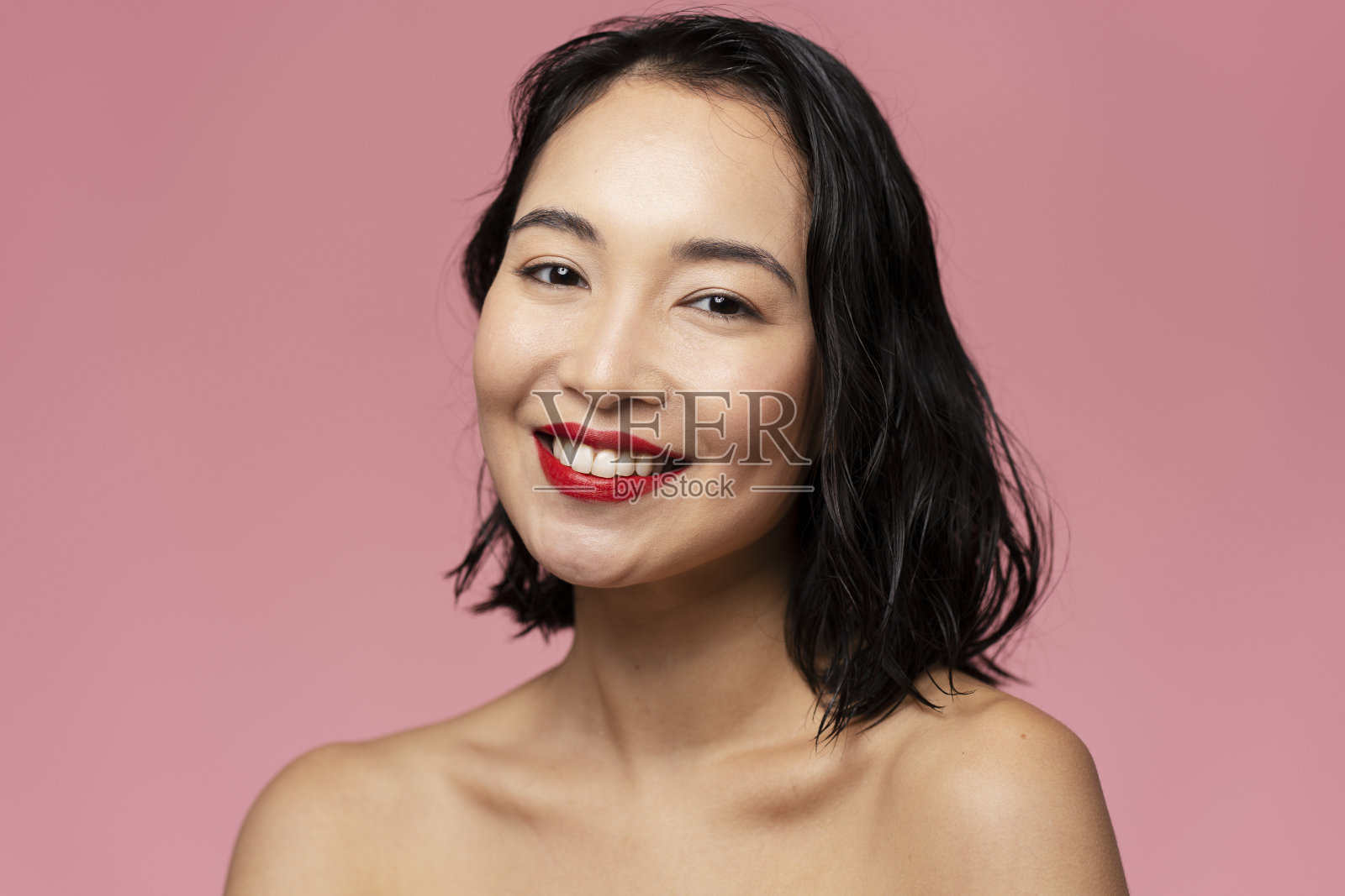 亚洲模特女人棕色头发和红色口红在工作室笑照片摄影图片