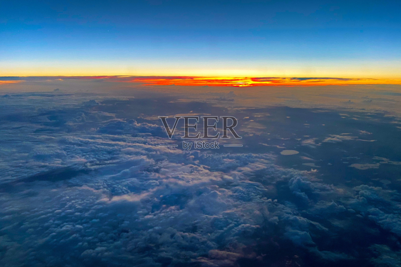 云上日落的航拍照片照片摄影图片