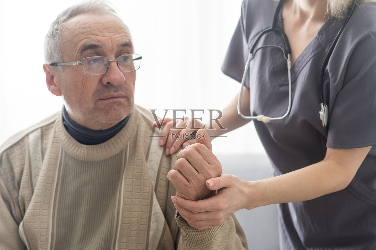 护士在养老院牵着老人的手。照片摄影图片