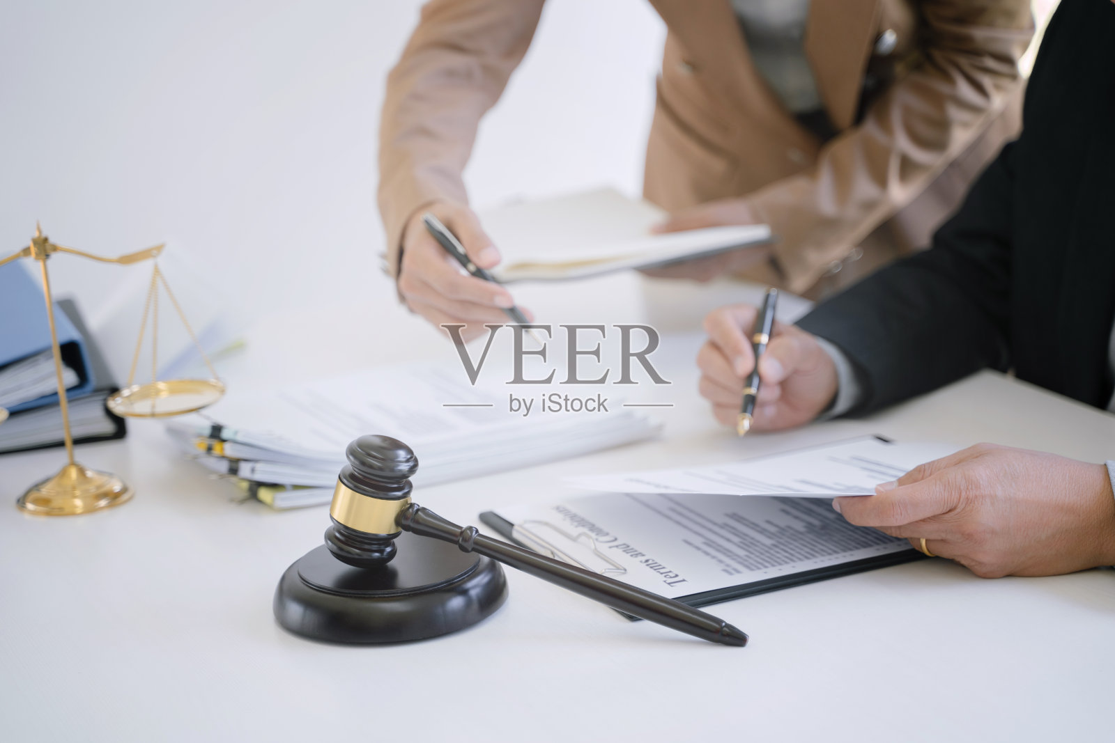 律师与客户协商合同事宜。照片摄影图片