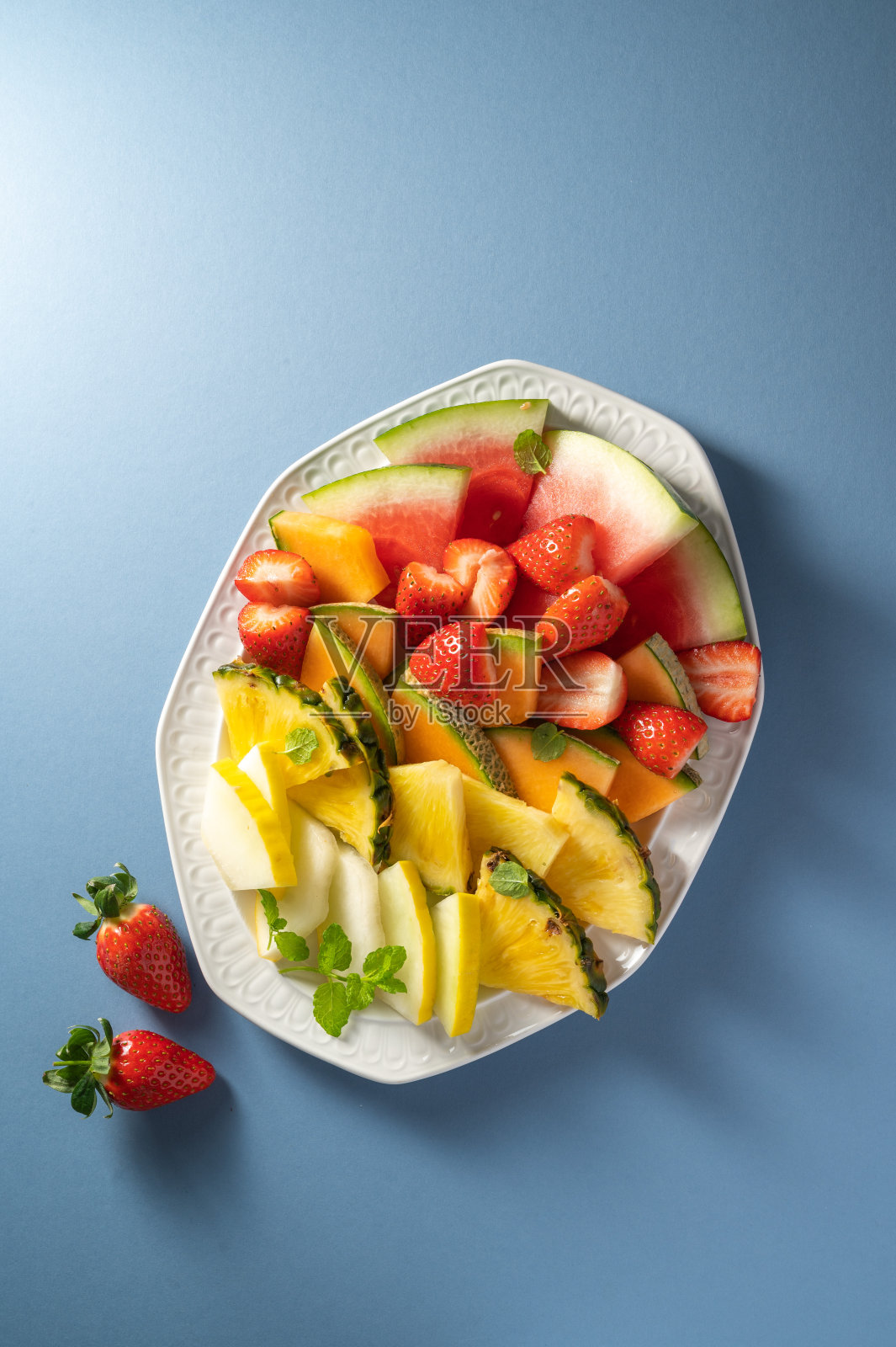 夏季新鲜水果拼盘开胃菜,西瓜,菠萝,甜瓜和草莓。照片摄影图片