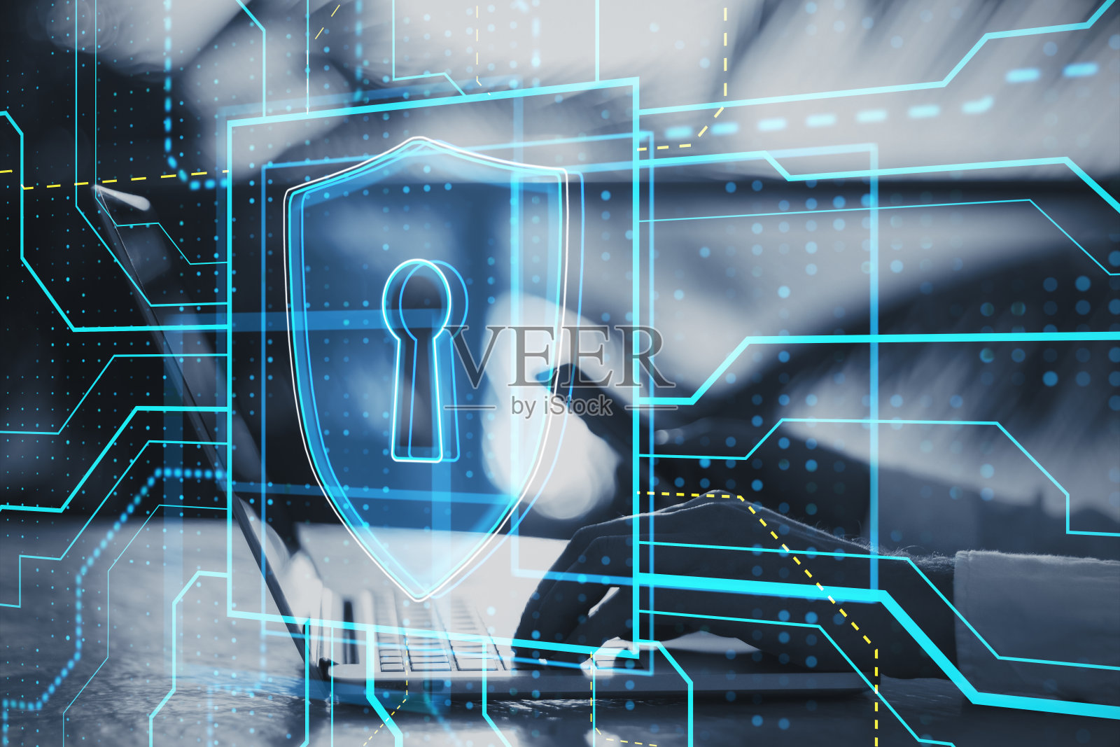 在模糊的户外背景上,使用手机和笔记本电脑的男性手的特写,发光的安全和安保电路挂锁屏蔽全息图。双重曝光。照片摄影图片