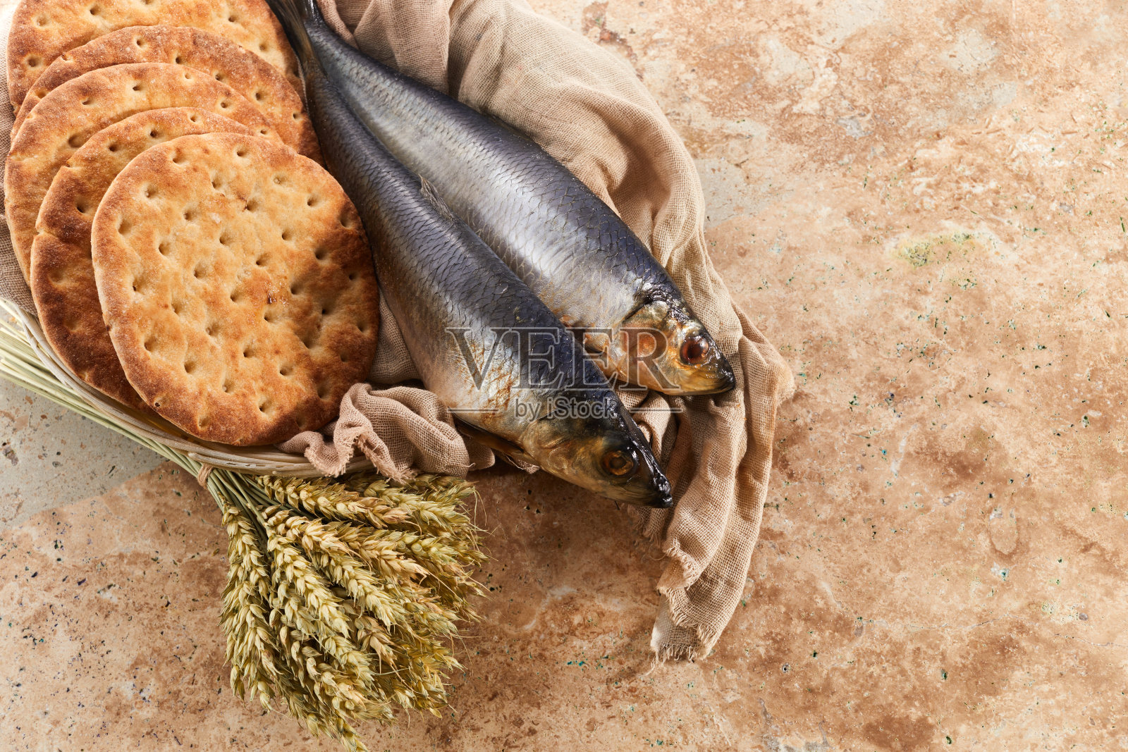 天主教静物:五饼二鱼照片摄影图片