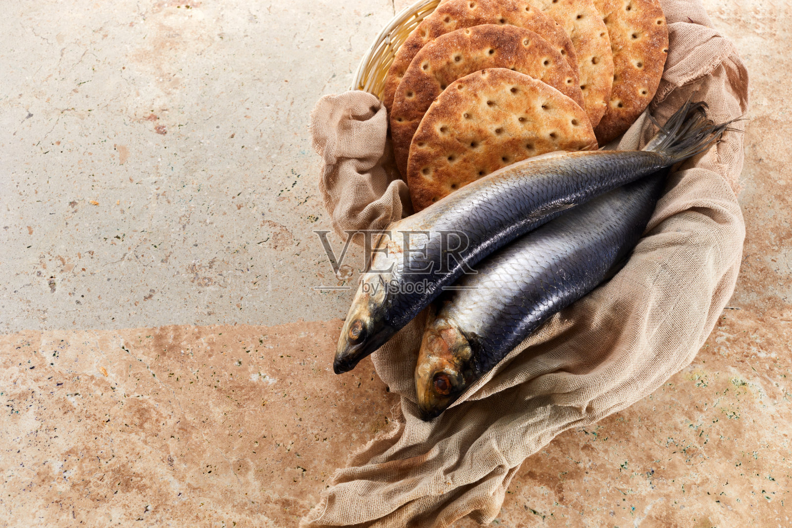 天主教静物:五饼二鱼照片摄影图片