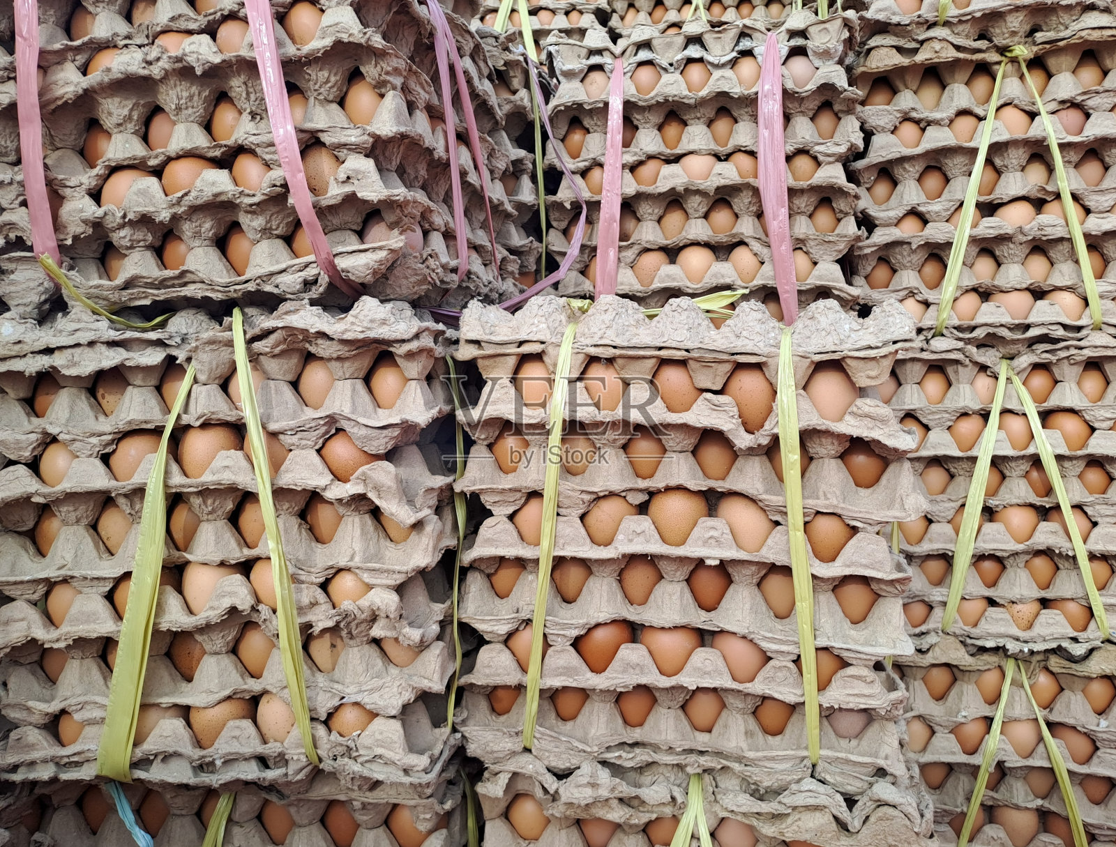 一堆新鲜的鸡蛋,用纸板包装。照片摄影图片