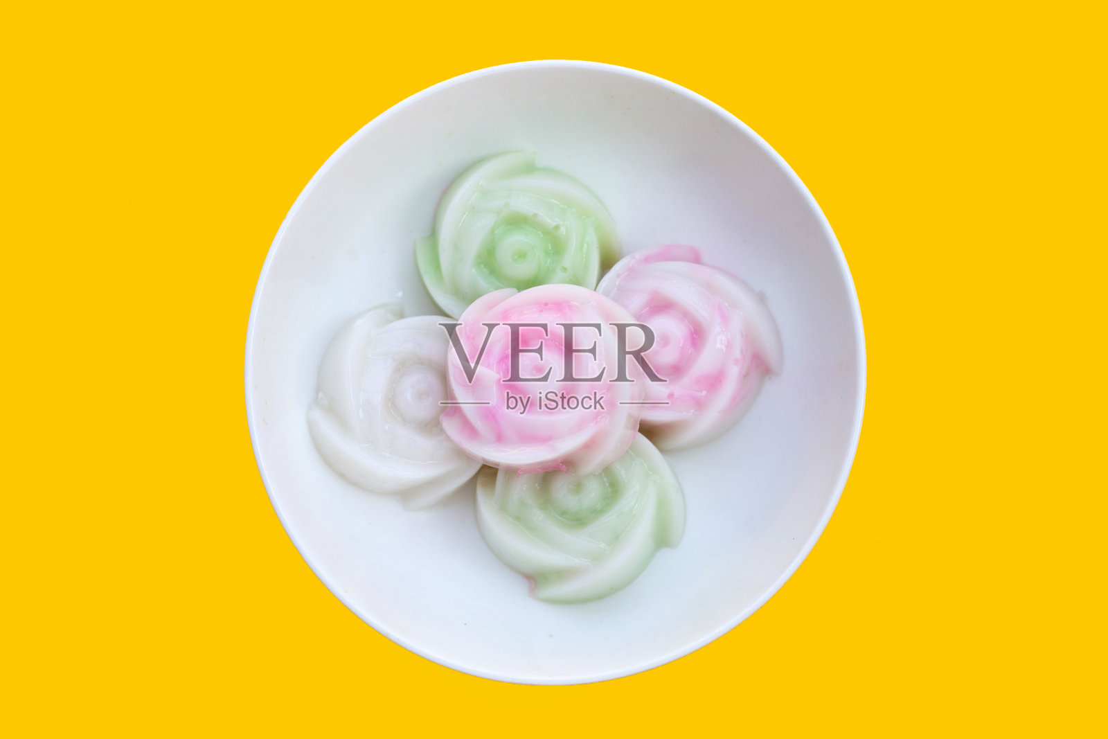 椰奶玫瑰形果冻配泰国甜点照片摄影图片