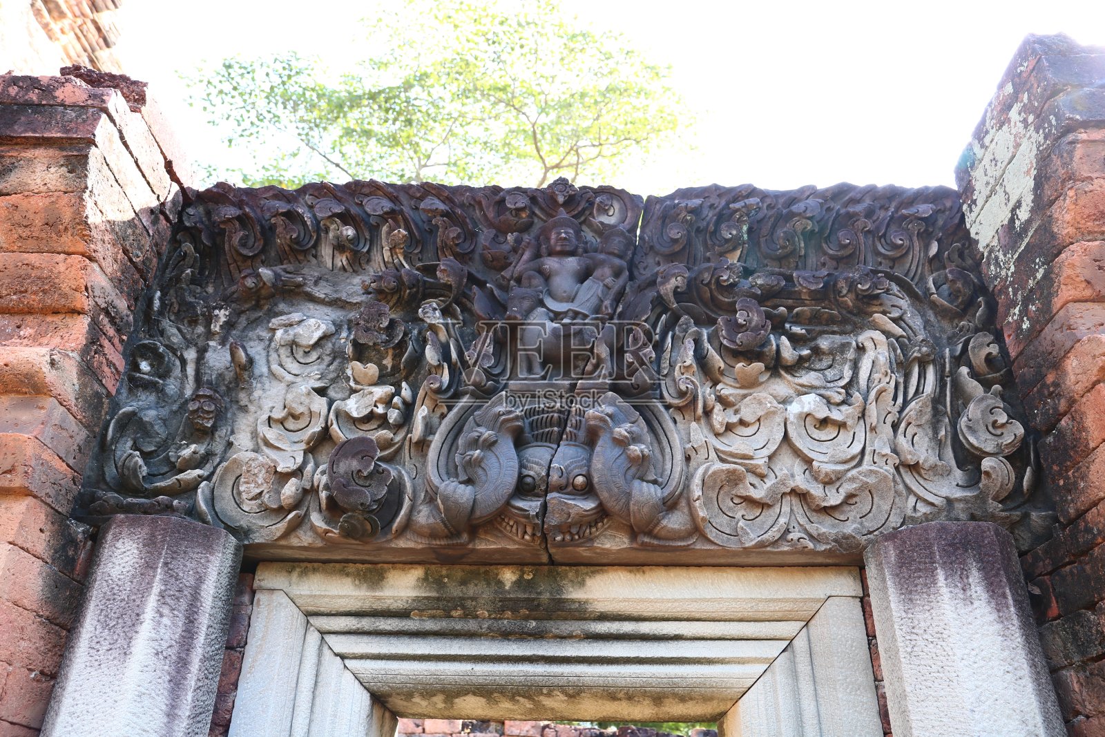 Prasat Si Thep大门上的雕刻门楣,照片摄影图片