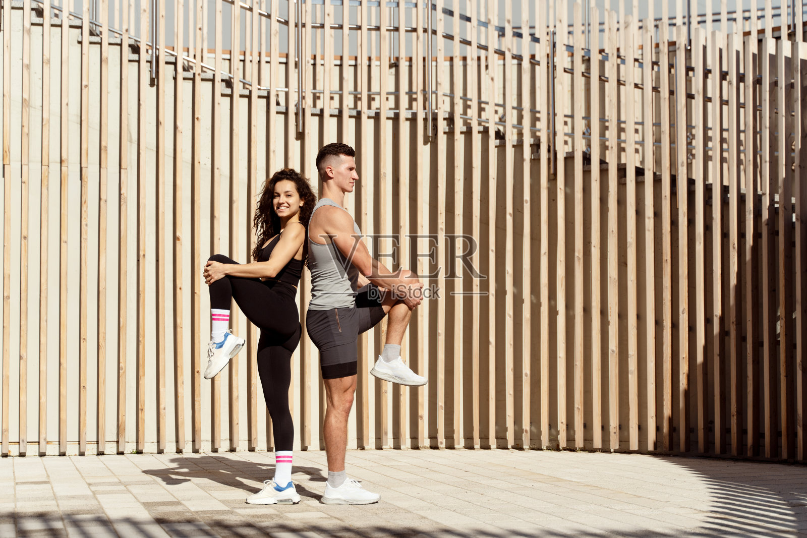 一对情侣在训练前伸展双腿照片摄影图片