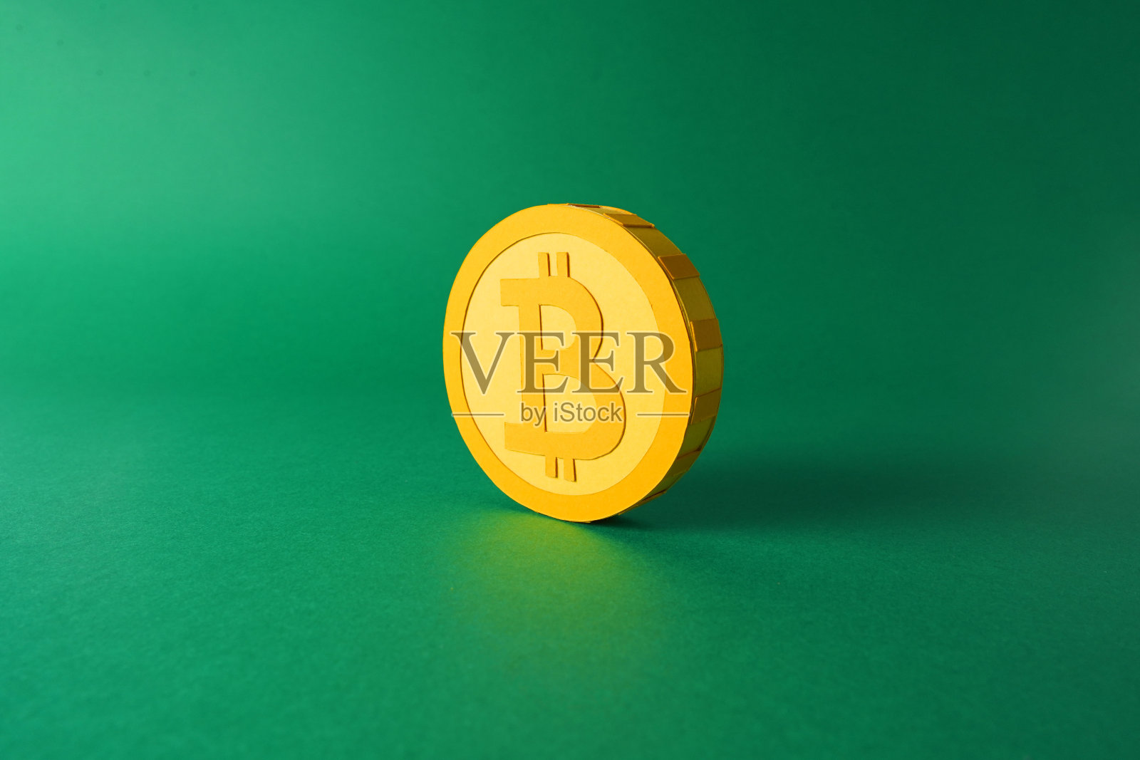 剪纸从一个黄色的3D比特币代币在极简的背景,加密区块链纸工艺艺术照片摄影图片