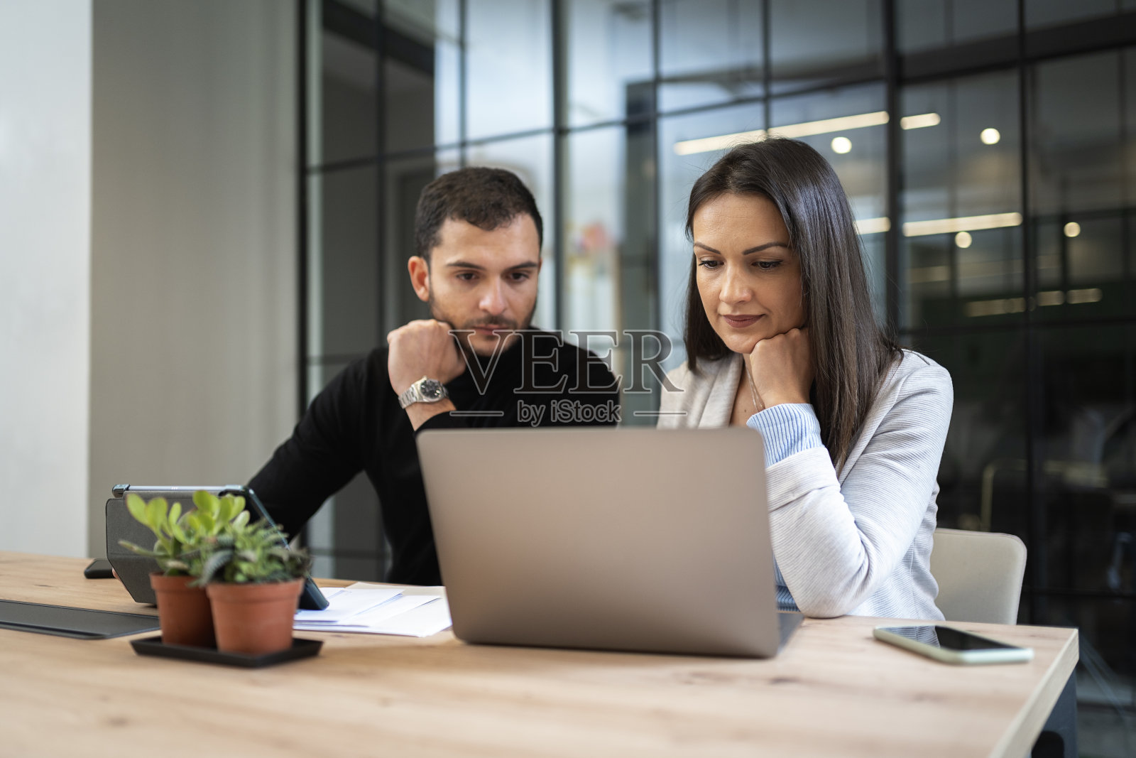 幸福的夫妇在办公室使用笔记本电脑照片摄影图片