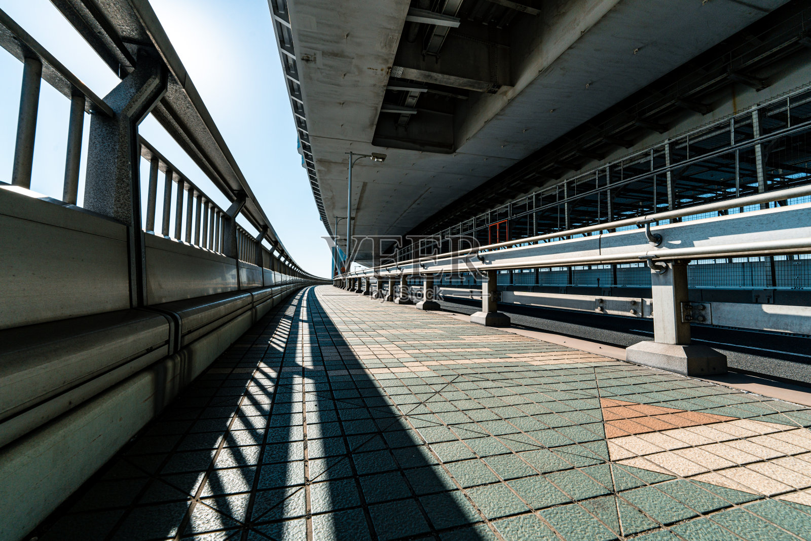 彩虹桥的行人/自行车道“彩虹长廊”入口照片摄影图片