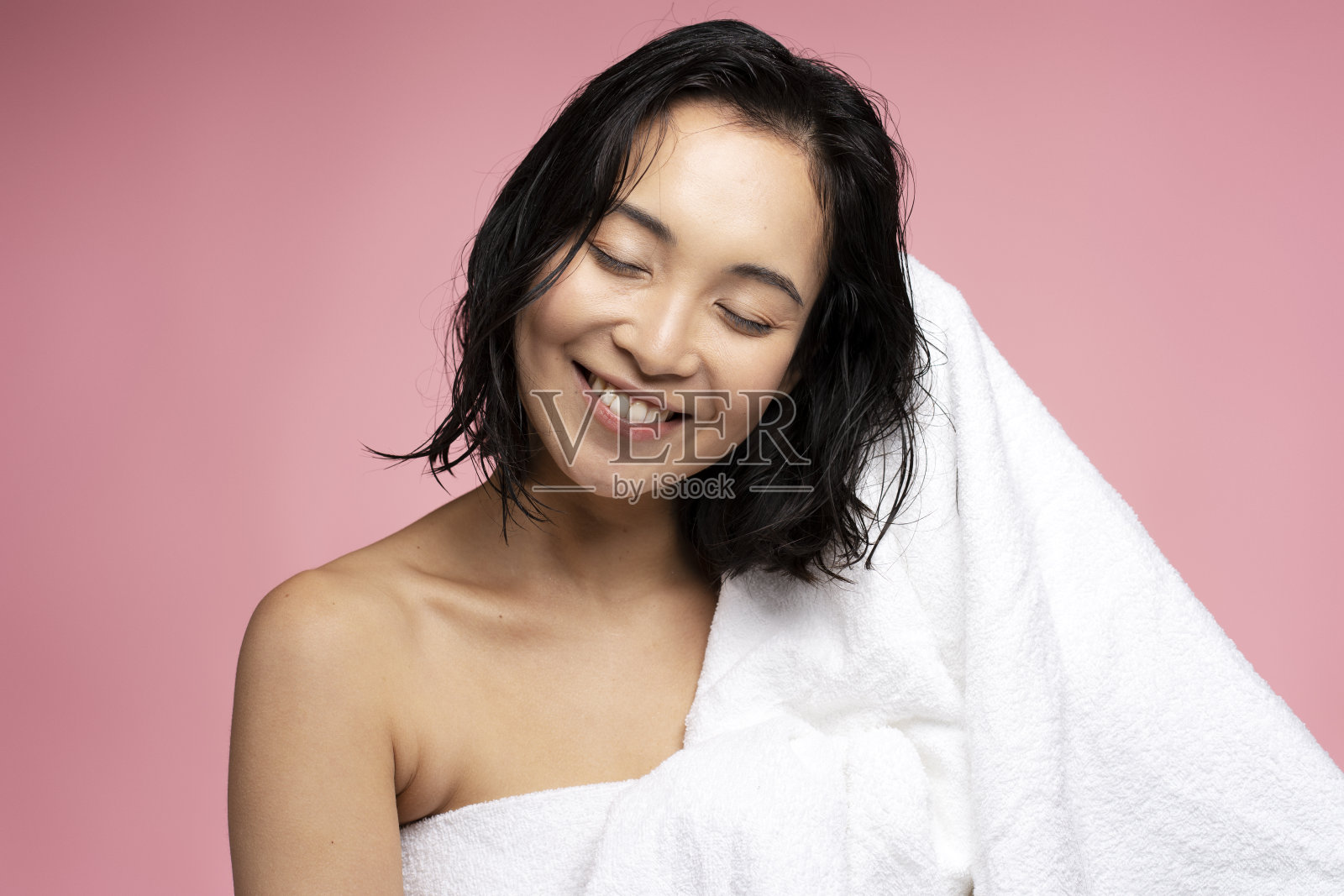 亚洲妇女洗澡后用白毛巾擦头发照片摄影图片