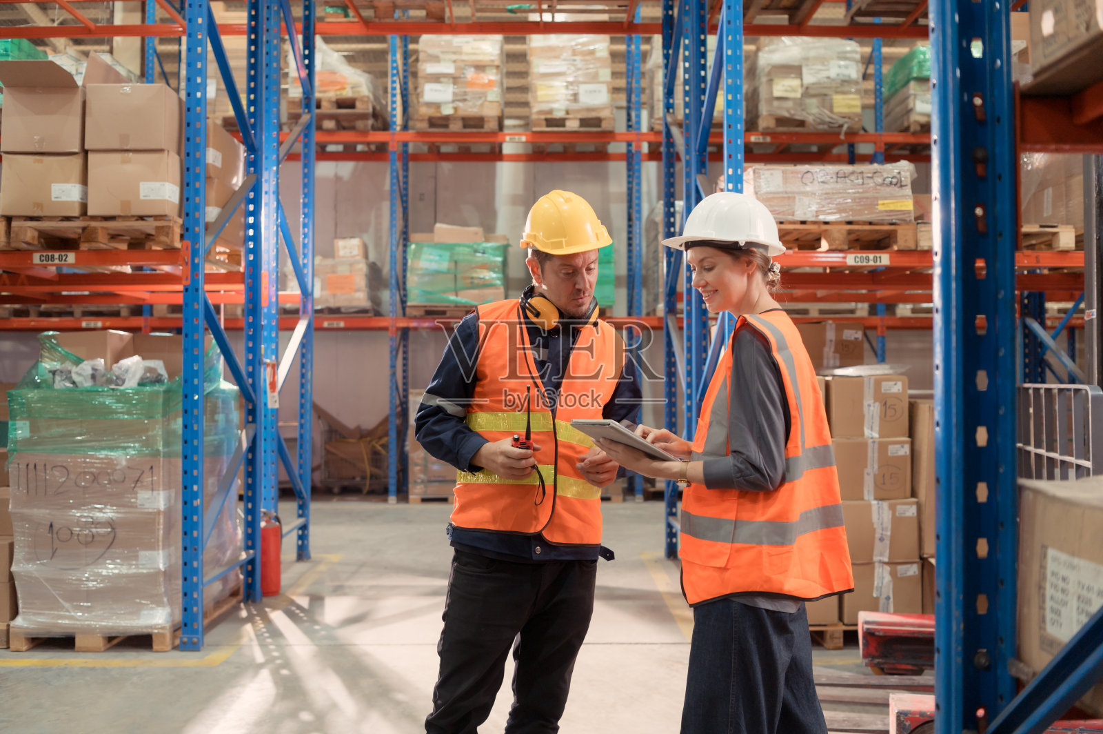 经理将报告交给领班,共同检查需要带入中央仓库的货物。然后发送到各个区域配送中心。照片摄影图片