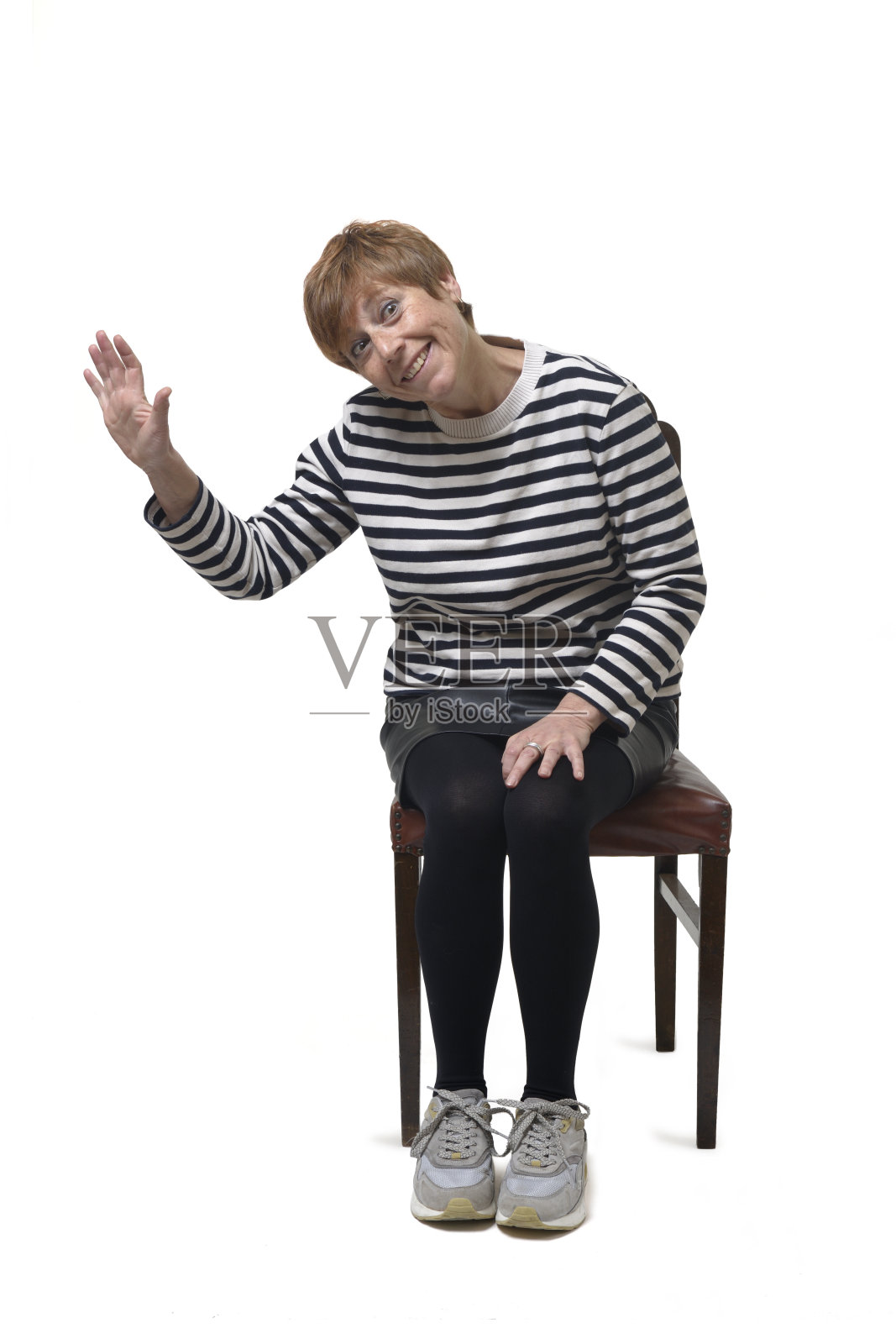 一个女人坐在白色背景上照片摄影图片