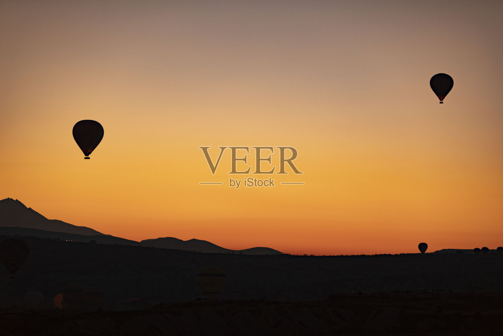 日出时在卡帕多西亚放飞的热气球照片摄影图片