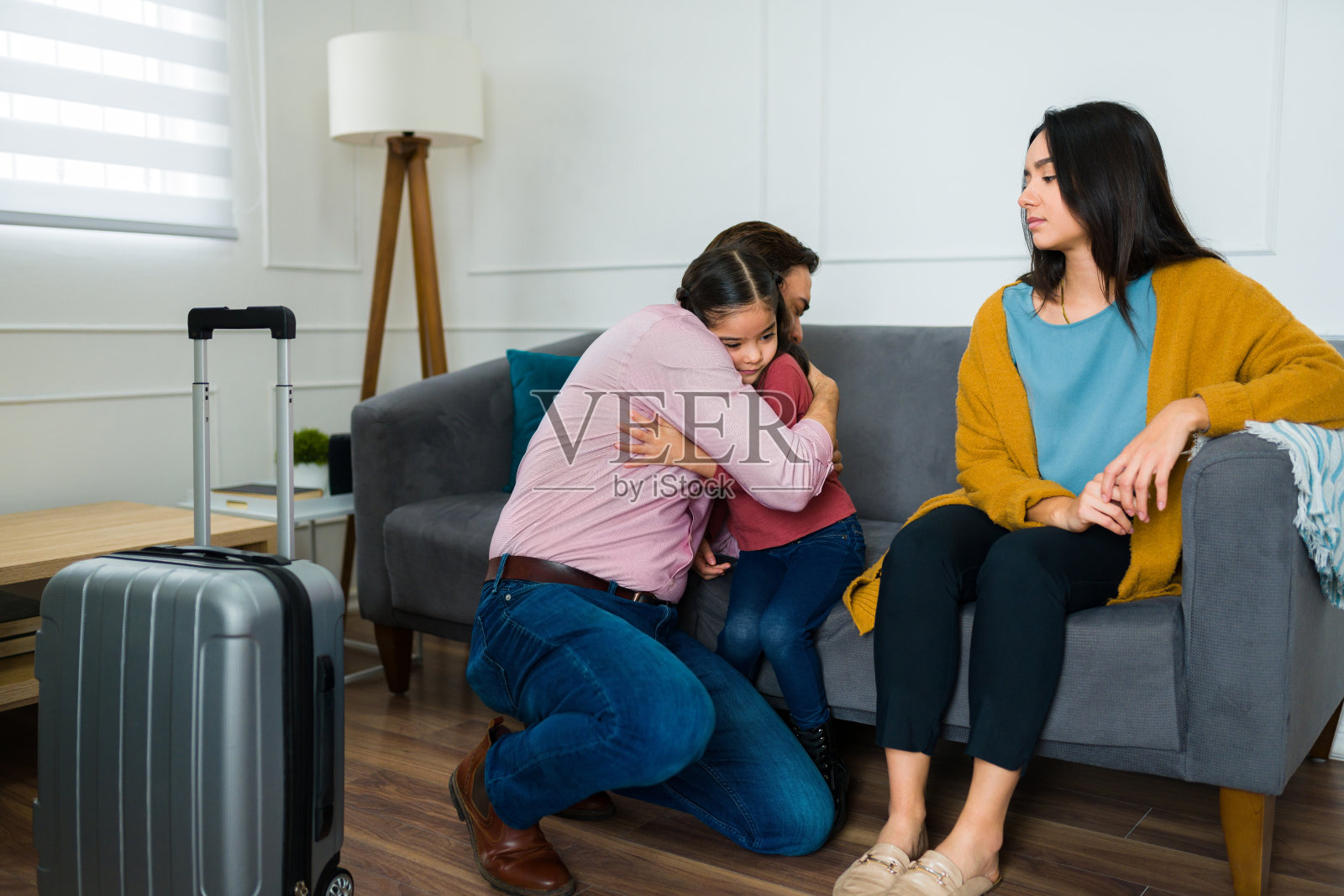 父亲离婚后离开了女儿和家人照片摄影图片