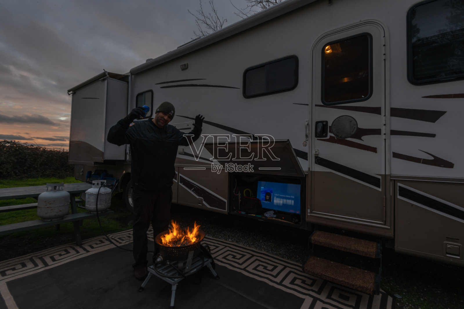 寒冷夜晚的篝火照片摄影图片