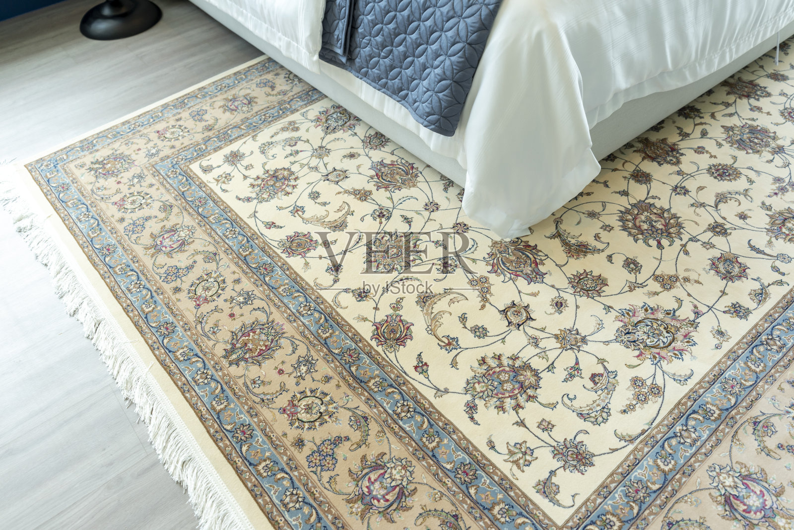 美丽卧室里的传统阿拉伯编织地毯照片摄影图片