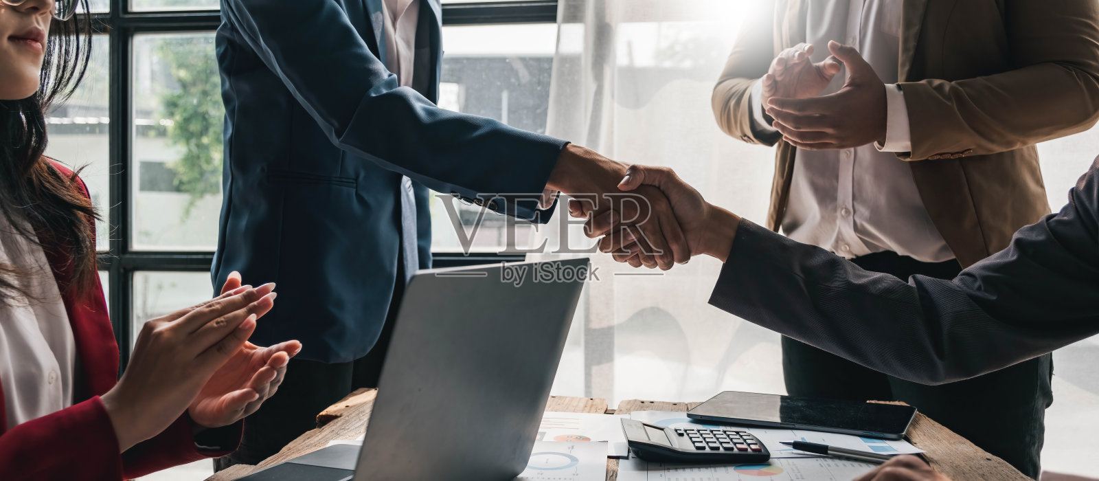 商务人士握手,结束会议,商务礼仪,祝贺,并购理念照片摄影图片