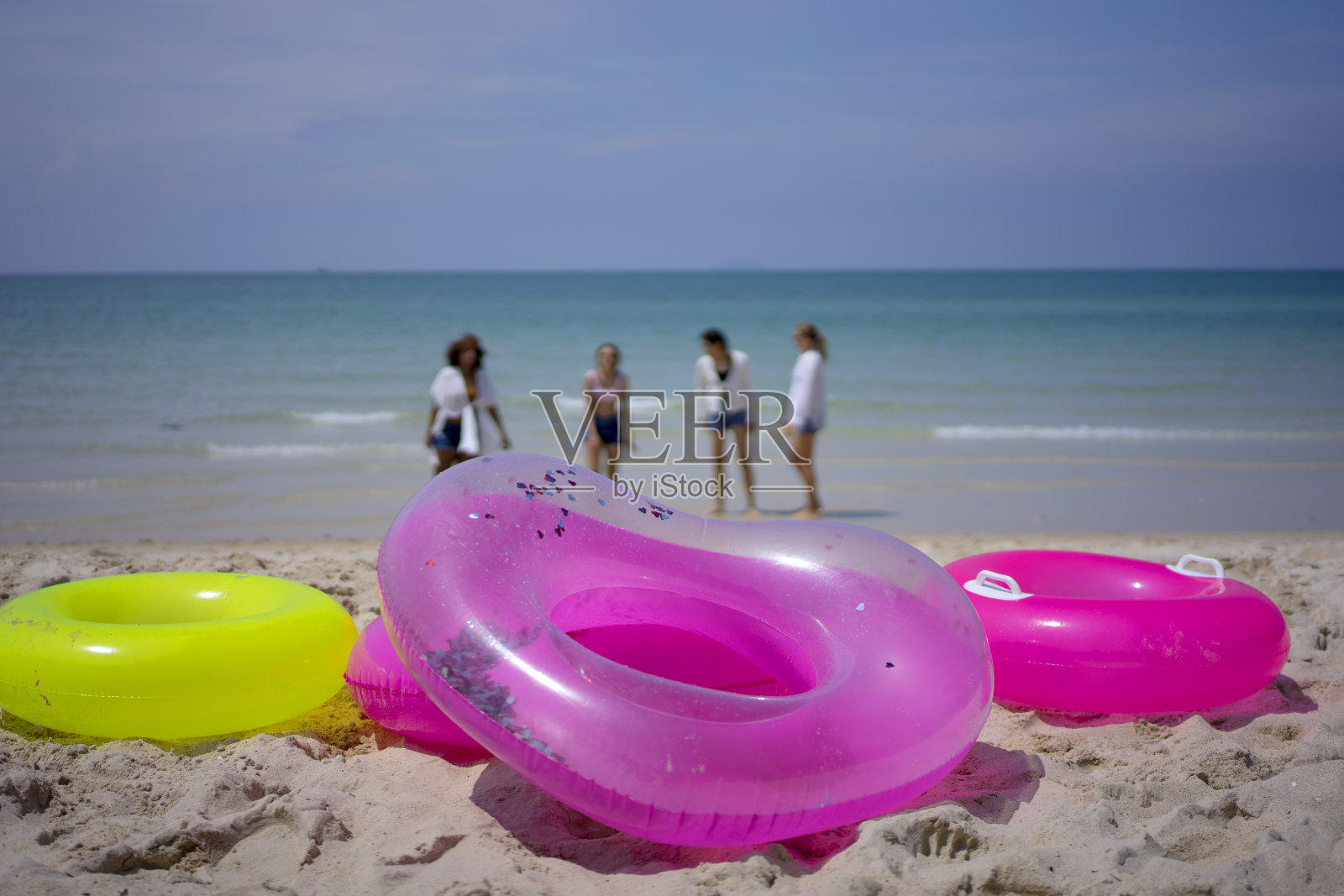 十几岁的女性在海滩上旅行。照片摄影图片