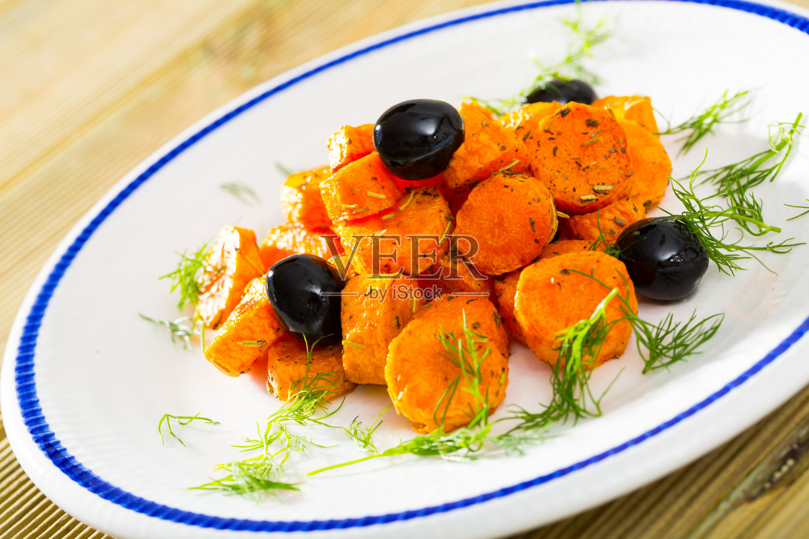 上釉胡萝卜配莳萝照片摄影图片