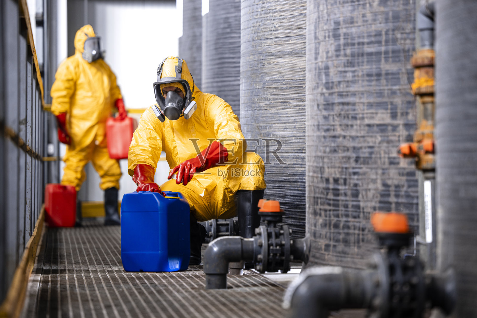 在化工厂工作。照片摄影图片